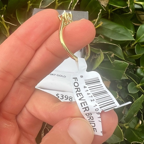 10K yellow gold 1/4 Carat T.W. Round Diamond 10 kt Solitaire Ring size 7 - Picture 11 of 14